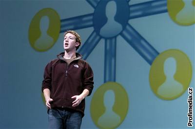 Mark Zuckerberg zejm netuil, jakým fenoménem se Facebook stane. Nyní ho chce Microsoft i Google.
