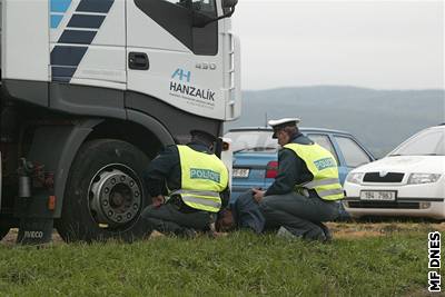 Policisté podezírají idie kamionu, e nezastavil na jejich znamení, protoe ídil opilý. Ilustraní foto.