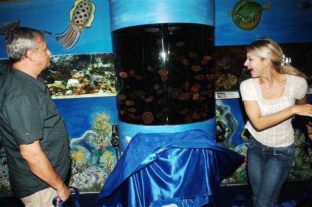 Akvárium ve tvaru tubusu, kde naly domov medúzy, odhalila Sabina Laurinová a Richard Tesaík