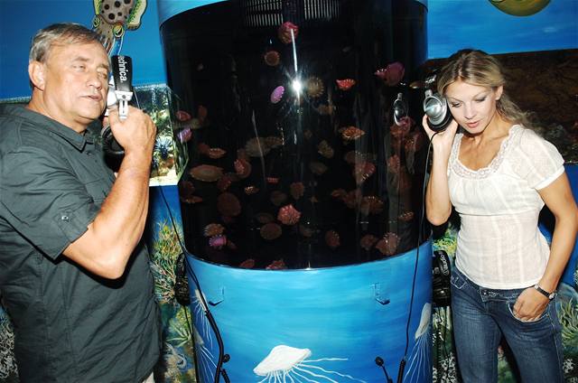 Sabina Laurinová a Richard Tesaík obdivují akvárium plné medúz, kde nechybí svtelné efekty a relaxaní hudba