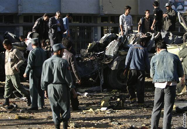 Taliban útokem na vojenský autobus zabil kolem ticeti lidí.