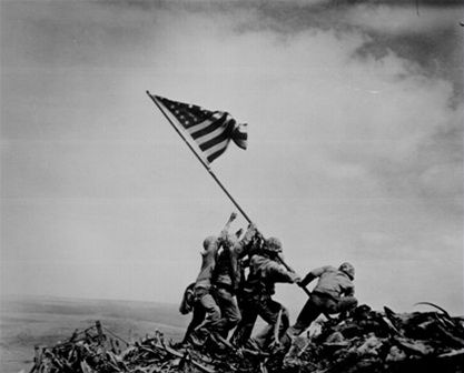 Vztyovn vlajky na ostrov Iwo Jima