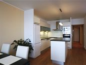 Hlavním prostorem bytu je velký obývací pokoj s jídelním stolem a kuchyní.