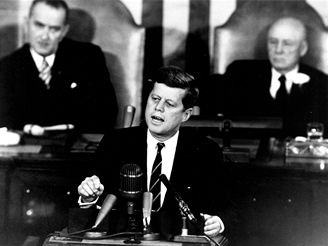 Prezident Kennedy pi svm projevu v Kongresu, v nm vyhlsil za celonrodn kol cestu prvnch Amerianl na Msc