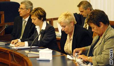 Bývalý éf tkáové banky Jií Adler (vlevo) u soudu.