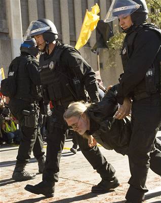 Policisté v Denveru odtahují jednoho z demonstrant.