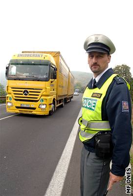 Policie reguluje dopravní zácpu mezi Ústím nad Labem a Lovosicemi