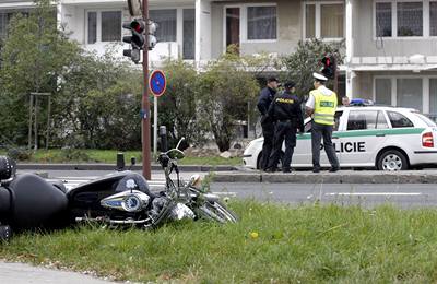 Policisté vyetují nehodu svých koleg.