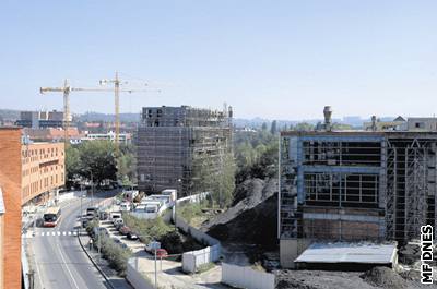 Kolbenova ulice ve Vysoanech, která se mní na hlavní tídu Prahy 9