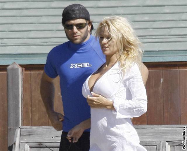 Pamela Anderson a Rick Salomon v Malibu (30. záí 2007)