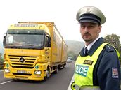 Policie reguluje dopravní zácpu mezi Ústím nad Labem a Lovosicemi