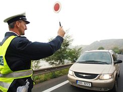 Policie reguluje dopravn zcpu mezi stm nad Labem a Lovosicemi