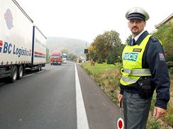 Policie reguluje dopravn zcpu mezi stm nad Labem a Lovosicemi