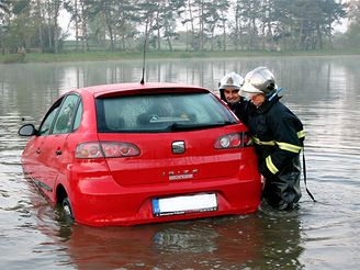 zchrana seatu z rybnka v Bchovicch (17.10. 2007)