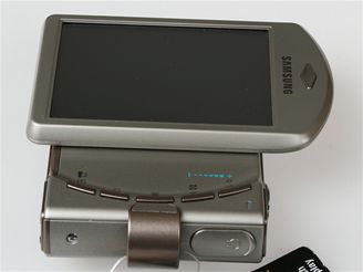 Samsung i7 zezadu a zboku