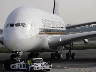 Letadlo Airbus A380 pistlo v Singapuru.