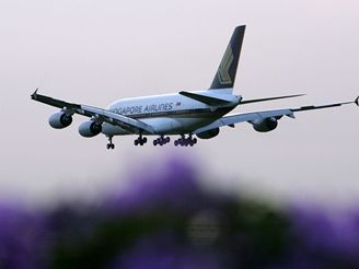 Letadlo Airbus A380 pistlo v Singapuru.