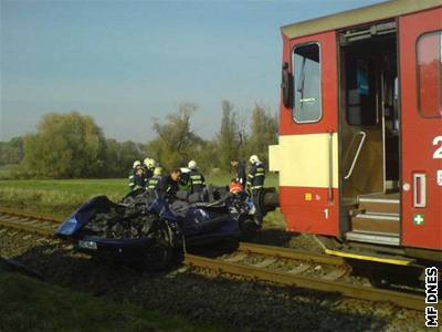 Z fiatu zbyly po sráce jen trosky.