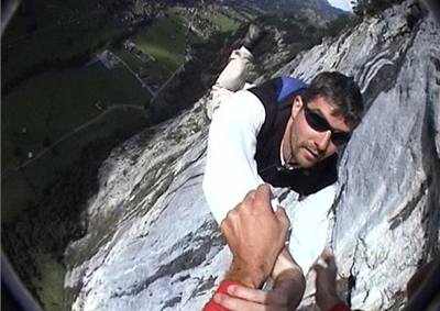 Base jumping je jedím z nejnebezpenjích sport.