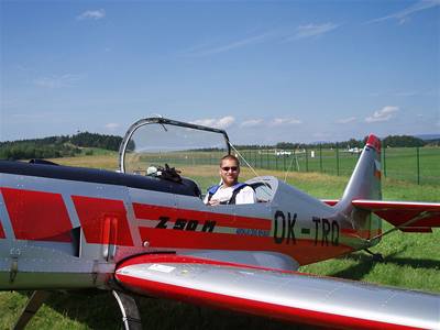 Karel Kuthan ve svém závodním letadle Zlín Z 50M