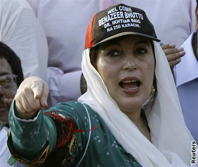 Benazír Bhuttová je na svobod, akoli policie kolem jejího domu zstává. Oficiáln pro její ochranu