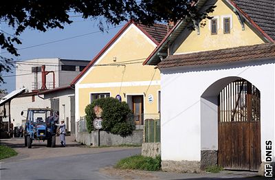 Slavnou bránu JZD Mír u ve stedoeských Keovicích (Vesniko má stedisková) nenajdete, ped lety ji strhl neikovný drustevník.