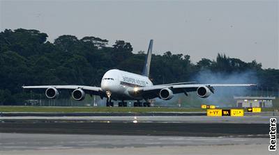 Nejvtí nákladní letadlo na svt - Airbus A380 pistálo v Singapuru.