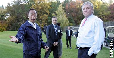 Premiér si v úterý prohlédl soukromé golfové hit Terryho Goua (vlevo).