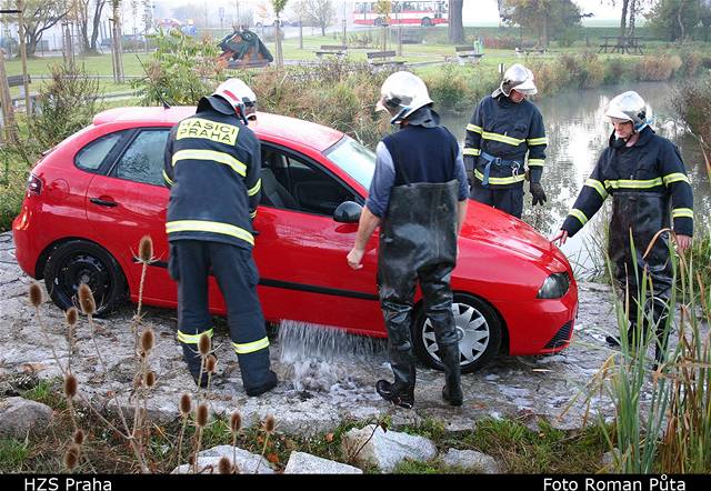 Seat ve vod si vimli lidé cestou do práce a zavolali policii.