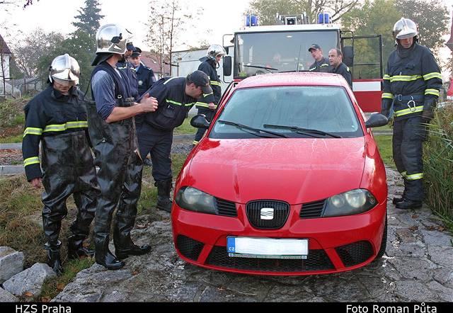 Seat ve vod si vimli lidé cestou do práce a zavolali policii.