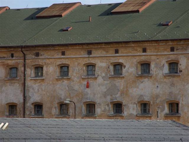 Vzni si posílají igelitku neznámého obsahu, dozorci zejm nic netuí.