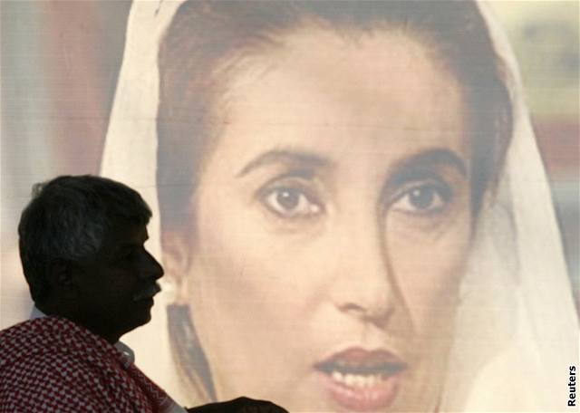 Bhuttovou vítá v ulicích Karáí asi 200 tisíc lidí