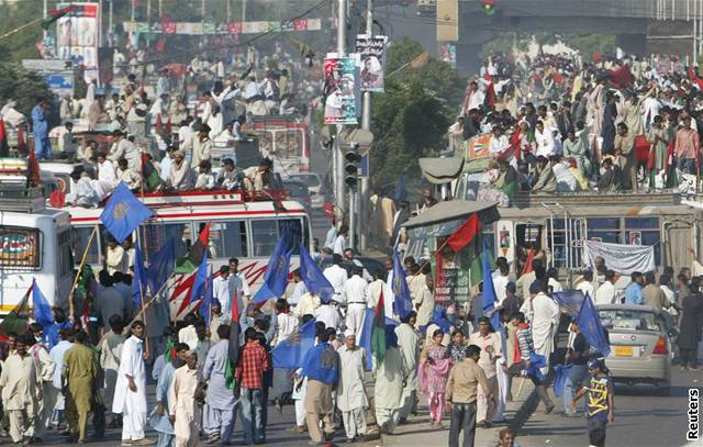 Bhuttovou vítá v ulicích Karáí asi 200 tisíc lidí