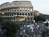 Ped Koloseem se sely statisíce lidí. Italové protestovali proti vlád Romana Prodiho.