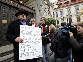 Milan Knk na demonstraci pznivc a odprc Kaplickho knihovny