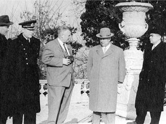 Zatkem roku 1961 na porad v Soi s Nikitou Chruovem konstrukti Ivan Makejev a Michail Jangel