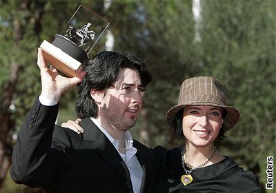 Reisér Jason Reitman a scénáristka Diablo Cody pózují s cenou pro film Juno na festivalu v ím