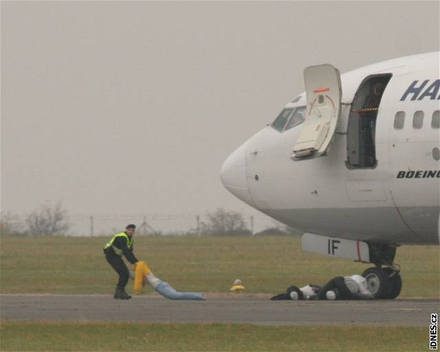 Sanitka jede pro mrtvé, které únosci pi cviení vyhodili z letadla.