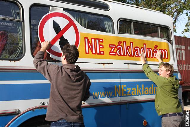 lenové sdruení NE základním polepují autobus Nezákladák.