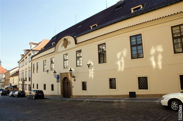 Za zdmi Hrzánského paláce se ustaví nový Fischerv kabinet, o své vlád zde jednal i premiér Topolánek v roce 2006.