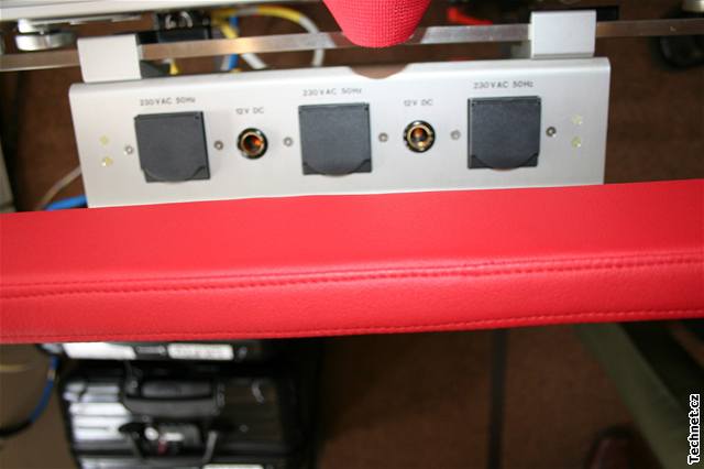 Zásuvky pro napájení pístroj PTU lka v Airbusu A-319CJ