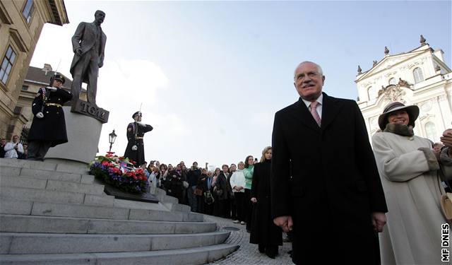 Prezident Klaus poloil vnec u sochy T. G. Masaryka na Hradanském námstí