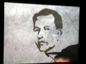 Video Oskara Muoze, kter maloval portrty vodou na beton a ty hned mizely