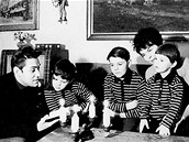 Skladatel Petr Eben s manelkou rkou a syny v roce 1970