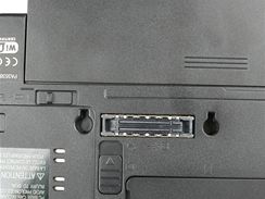 Toshiba - detail dokovacho portu s plastovmi dvky