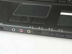 Detail audio konektor, ovldacch prvk pro bezdrtov st a kontrolek na ele notebooku