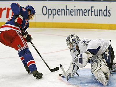 Momentka ze zápasu Rangers - Tampa: v anci je domácí Jaromír Jágr.