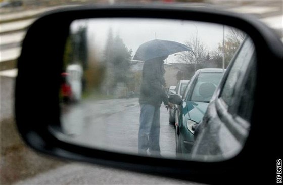 Policie nabádá idie, aby dávali pozor na své vci i pi ukládání nákupu na parkoviti ped supermarketem. Ilustraní snímek