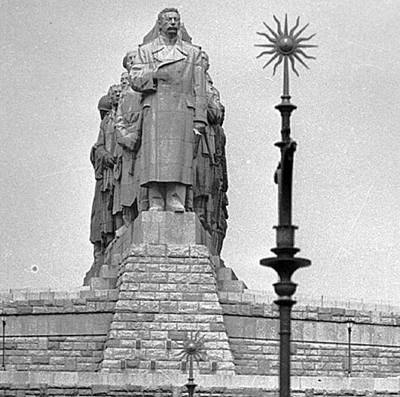 Stalinova podobizna pibyla na památník v roce 1947. Ilustraní foto