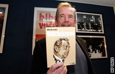 Václav Havel s kniním vydáním divadelní hry Odcházení